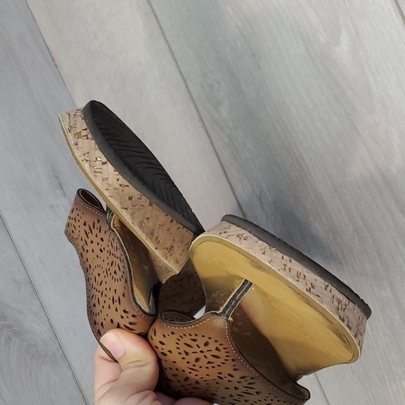 Clarks "Like New"Womens T Strap Wedge Comfort Sandals shoes sz 8M - Picture 4 of 11